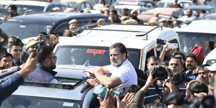 राहुल-प्रियंका गांधी को पुलिस ने संभल नहीं जाने दिया