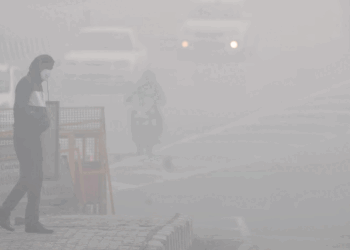 दिल्ली में घने कोहरे के कारण दृश्यता शून्य हुई