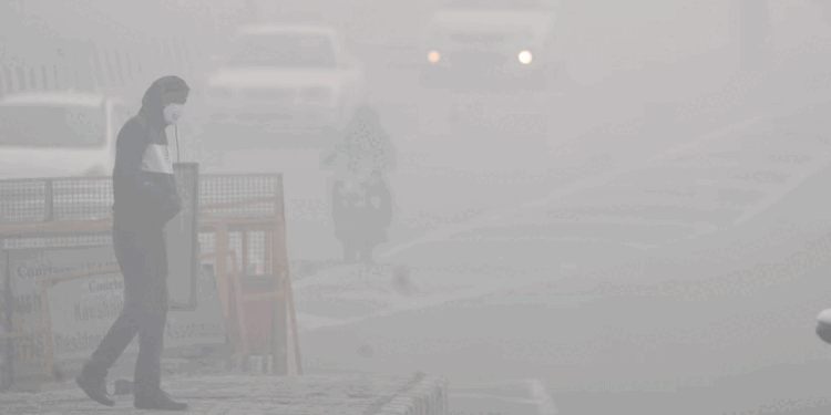 दिल्ली में घने कोहरे के कारण दृश्यता शून्य हुई