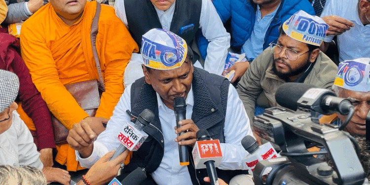 उदित राज ने बौद्ध भिक्षुओं, पादरियों के वेतन के लिए किया प्रदर्शन