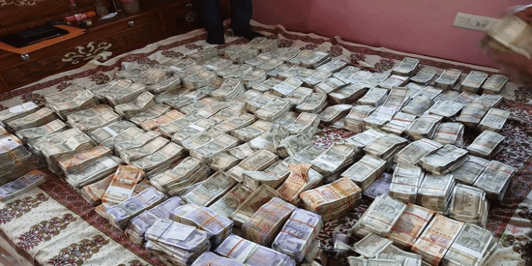 बेतिया जिले में शिक्षा विभाग का अधिकारी धनकुबेर निकला