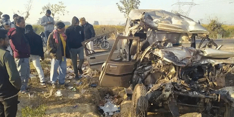 बोलेरो और बस की टक्कर में  10 श्रद्धालुओं की मौत