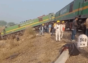 फतेहपुर में दो मालगाड़ियां टकराई, इंजन सहित गार्ड डिब्बा हुआ डिरेल