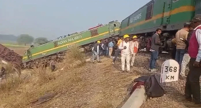 फतेहपुर में दो मालगाड़ियां टकराई, इंजन सहित गार्ड डिब्बा हुआ डिरेल