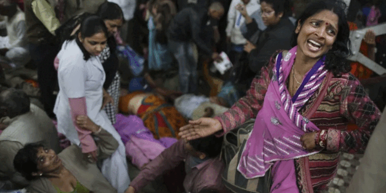 नई दिल्ली रेलवे स्टेशन पर मची भगदड़ में 18 की मौत