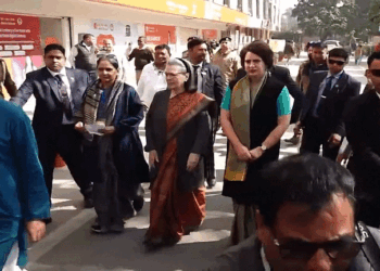 दिल्ली की 70 सीटों पर वोटिंग जारी, सोनिया-प्रियंका गांधी ने डाला वोट