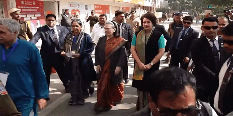 दिल्ली की 70 सीटों पर वोटिंग जारी, सोनिया-प्रियंका गांधी ने डाला वोट
