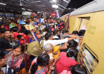 वाराणसी कैंट स्टेशन पर यात्रियों की भारी भीड़