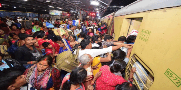 वाराणसी कैंट स्टेशन पर यात्रियों की भारी भीड़