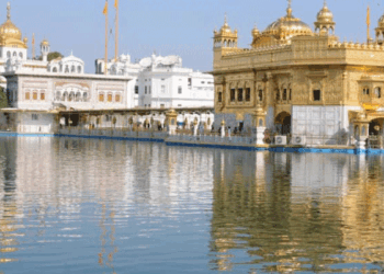 अमृतसर में स्वर्ण मंदिर परिसर में रॉड से किया हमला