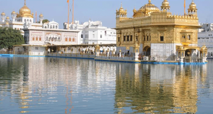 अमृतसर में स्वर्ण मंदिर परिसर में रॉड से किया हमला