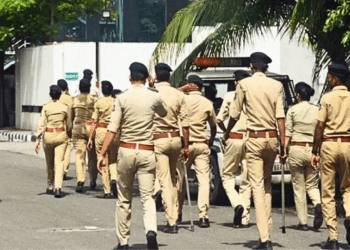 वर्दीधारी लोग आत्मरक्षा में चला सकते हैं गोली