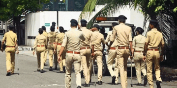 वर्दीधारी लोग आत्मरक्षा में चला सकते हैं गोली