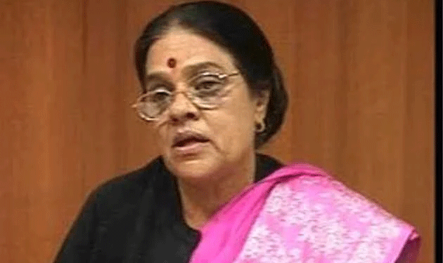 पूर्व केंद्रीय मंत्री आरती करते समय आग की चपेट में आने से झुलसीं