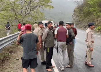 अलकनंदा नदी में गिरी एसयूवी, पांच लोग लापता