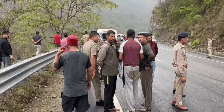 अलकनंदा नदी में गिरी एसयूवी, पांच लोग लापता