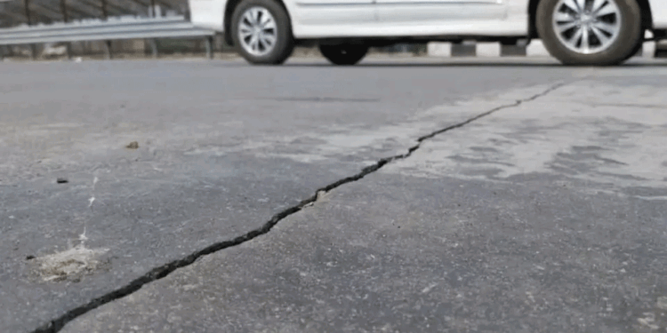 3831 करोड़ रुपये की लागत से बनी जेपी सेतु गंगा पथ के दोनों लेन में दरार