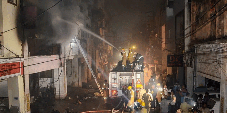 कानपुर में बहुमंजिला इमारत में लगी आग, एक ही परिवार के 5 लोगों की दर्दनाक मौत