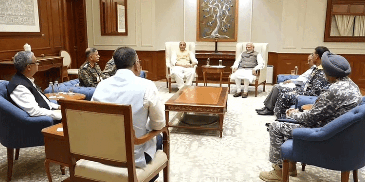 प्रधानमंत्री ने सैन्य प्रमुखों के साथ की अहम बैठक