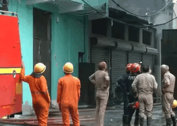 दिल्ली के रिठाला में पॉलिथीन फैक्ट्री में भीषण आग