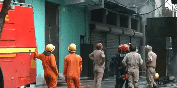 दिल्ली के रिठाला में पॉलिथीन फैक्ट्री में भीषण आग