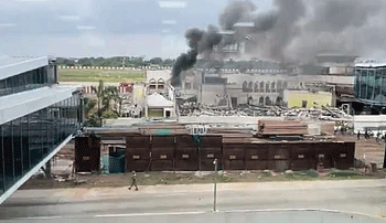 जयप्रकाश नारायण अंतरराष्ट्रीय हवाई अड्डा टर्मिनल की पुरानी बिल्डिंग मे आग लगने से अफरातफरी