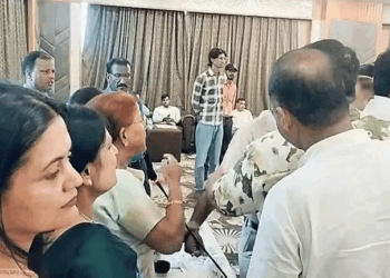 पटना नगर निगम की बैठक में हंगामा