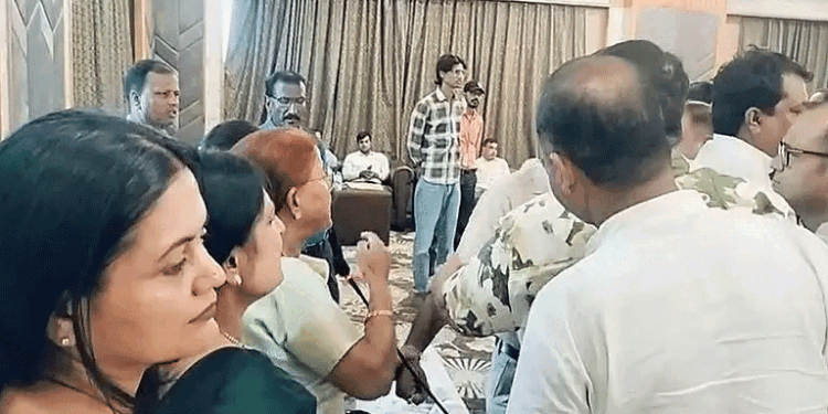 पटना नगर निगम की बैठक में हंगामा