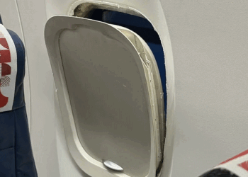 स्पाइसजेट विमान की खिड़की का फ्रेम हवा में उखड़ा