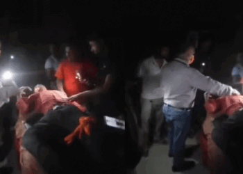 बलिया जिला अस्पताल में टॉर्च की रोशनी में मरीजों के इलाज का वीडियो वायरल