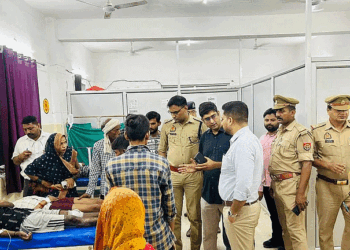 बाराबंकी मंदिर में बिजली का तार गिरने से भगदड़, दो लोगों की मौत