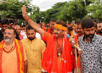 BJP सांसद निशिकांत दुबे और मनोज तिवारी पर FIR दर्ज