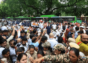 ‘वोट चोरी’ के आरोप में चुनाव आयोग दफ्तर तक मार्च