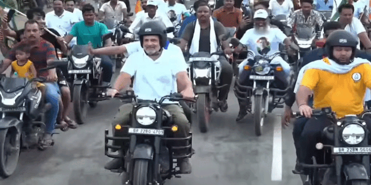 राहुल और तेजस्वी ने की मोटरसाइकिल की सवारी