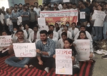 मगध मेडिकल कॉलेज के इंटर्न डॉक्टरों की हड़ताल