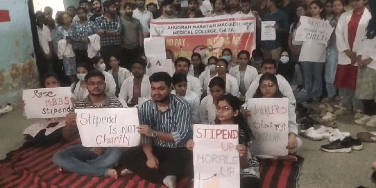 मगध मेडिकल कॉलेज के इंटर्न डॉक्टरों की हड़ताल