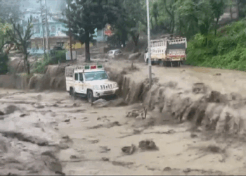 उत्तरकाशी के नौगांव क्षेत्र में बादल फटने से अचानक आई बाढ़ से भारी तबाही