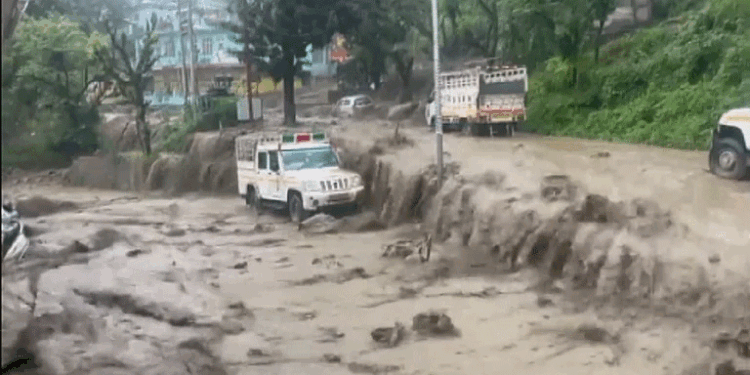 उत्तरकाशी के नौगांव क्षेत्र में बादल फटने से अचानक आई बाढ़ से भारी तबाही