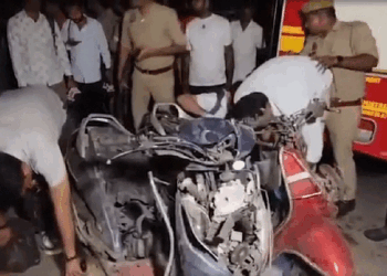 कानपुर में सड़क किनारे खड़ी दो स्कूटियों में जोरदार धमाका