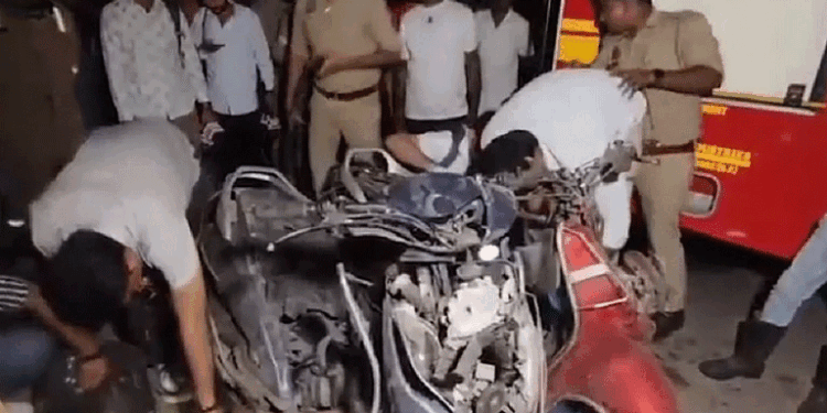 कानपुर में सड़क किनारे खड़ी दो स्कूटियों में जोरदार धमाका