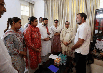 राहुल गांधी  की वाई पूरण कुमार के परिवार से मुलाकात