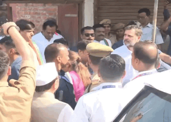 वाल्मीकि परिवार से मिले राहुल गांधी, मदद का दिया भरोसा