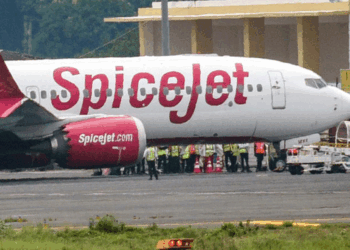 स्पाइसजेट फ्लाइट का इंजन उड़ान के बीच फेल