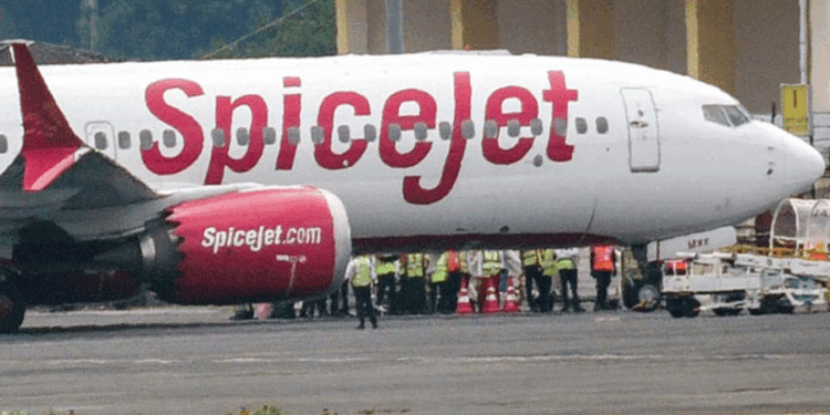 स्पाइसजेट फ्लाइट का इंजन उड़ान के बीच फेल