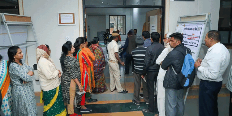 विधानसभा चुनाव के पहले चरण में 121 सीटों पर वोटिंग जारी