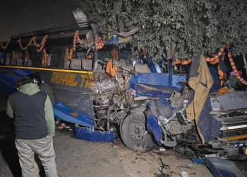 ट्रक से टकराई जायरीनों की बस, चार लोगों की मौत