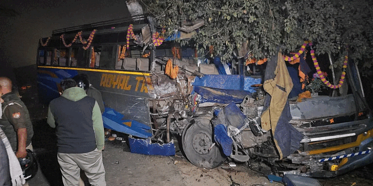 ट्रक से टकराई जायरीनों की बस, चार लोगों की मौत
