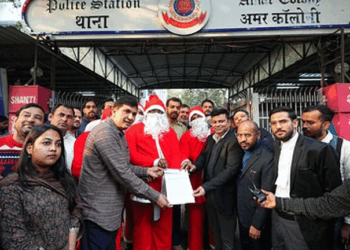 सांता क्लॉज’ के साथ थाने पहुंचे सौरभ भारद्वाज