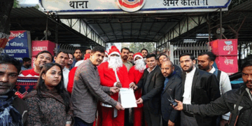 सांता क्लॉज’ के साथ थाने पहुंचे सौरभ भारद्वाज