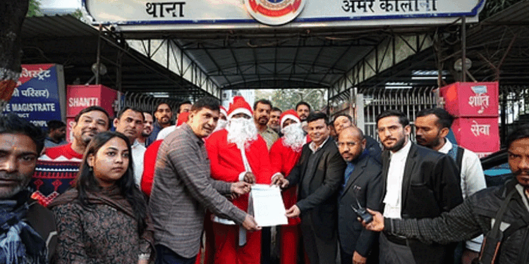 सांता क्लॉज’ के साथ थाने पहुंचे सौरभ भारद्वाज